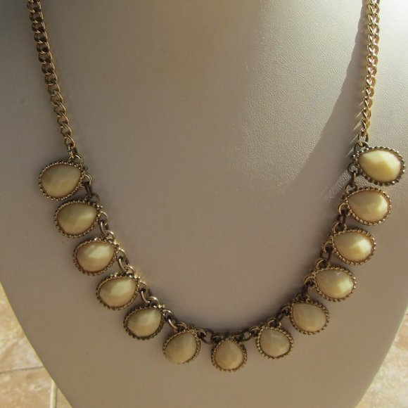 *MUST BUNDLE* Synthetic Beige Jade Stone Necklace - Picture 1 of 5